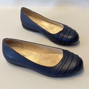 CLIFFS by White Mountain women’s size 8.5 Navy Slip In Flat Shoes
